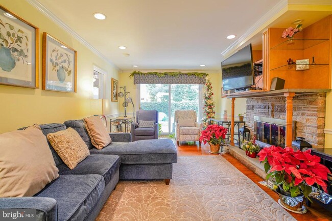 Building Photo - 245 Barclay Cir