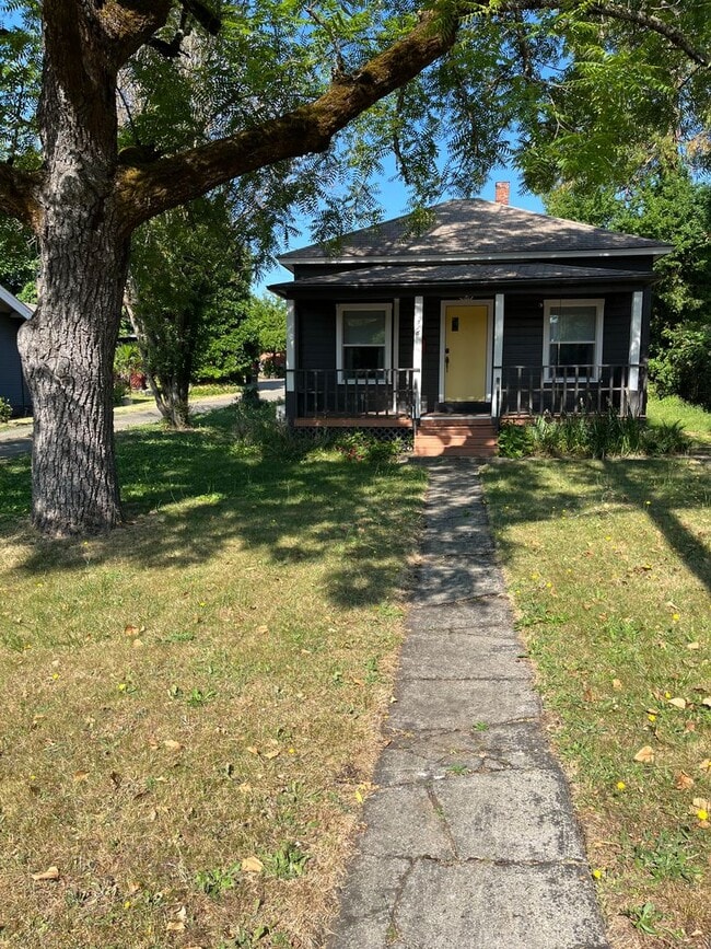 Building Photo - Cute and clean 2 Bedroom 1 Bathroom home in the heart of Roseburg.