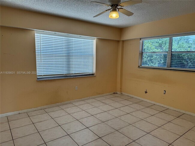 Building Photo - 16508 NE 26th Ave