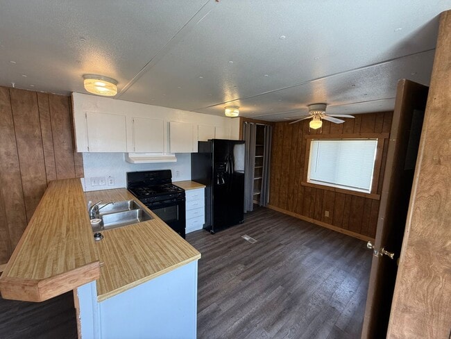 Building Photo - 3 Bed 2 Bath Updated Mobile Home with Fenc...