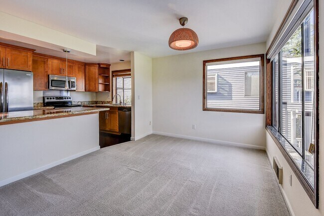 Building Photo - 2bd/2ba Bellevue Condo