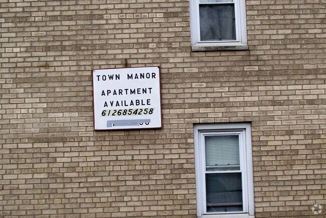 Building Photo - Town Manor Apartments