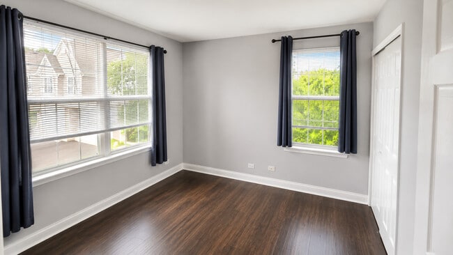 Building Photo - 1561 E Chivalry Ct