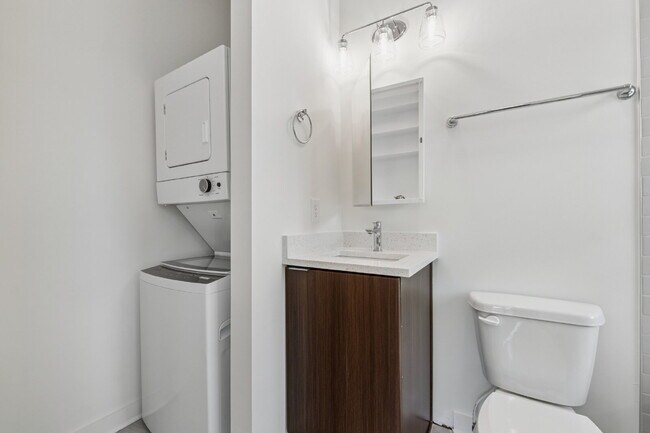 Building Photo - Come check out the West End Flats!
