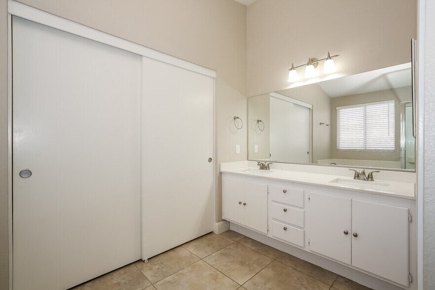 Building Photo - 5443 Goldenroot Ct