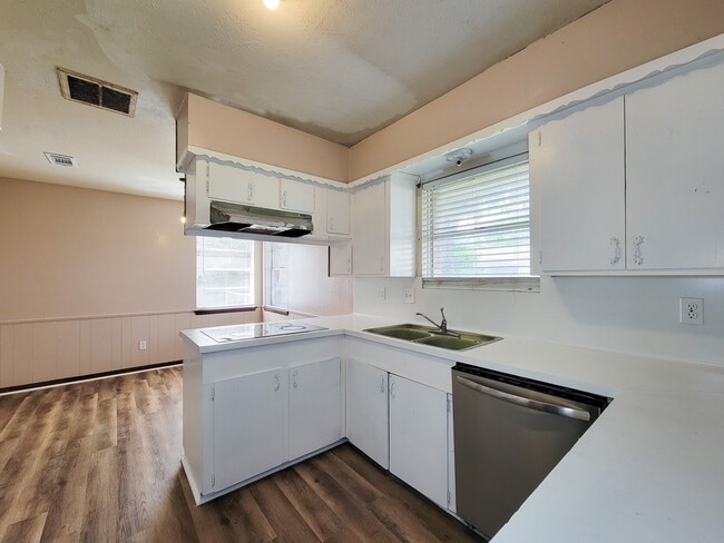 Building Photo - 2114 Yorktown Ct N