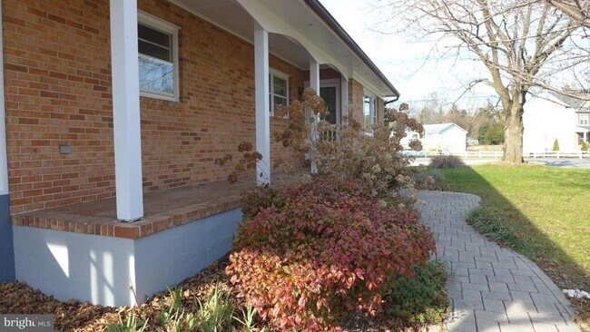 Building Photo - 93 Great Lake Dr