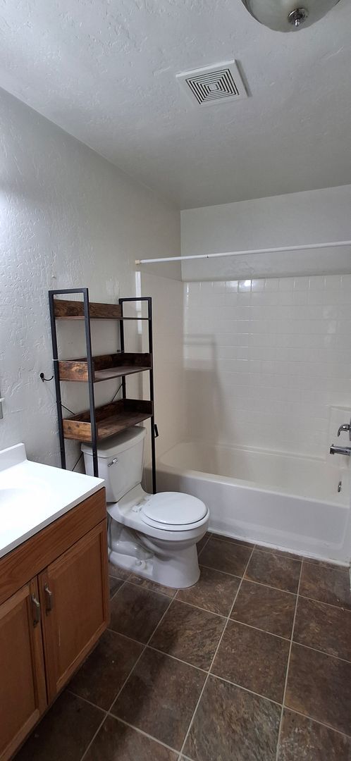 Building Photo - Newly Remodeled (Reduced!)