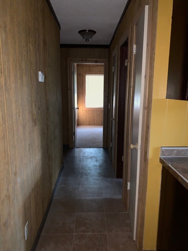 Building Photo - 3 Bed 1.5 Bath Pet Friendly Home