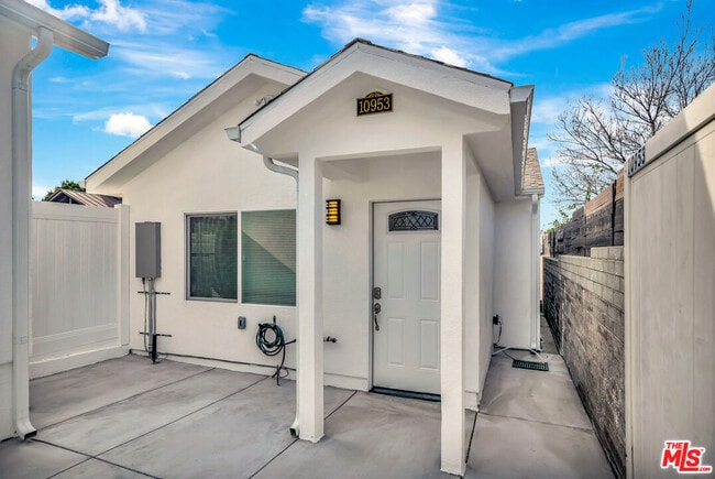 Building Photo - 10953 Whitegate Ave