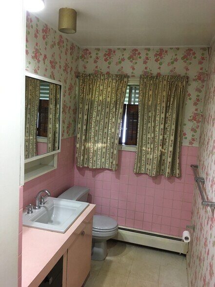 Master Bathroom with shower - 35 Red Berry Rd