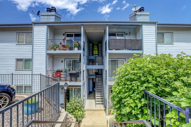 Building Photo - $1,750- 2 Bed 2 Bath Condo in Lakewood wit...