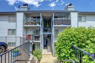 Building Photo - $1,600.00- 2 Bed 2 Bath Condo in Lakewood with in-unit laundry!