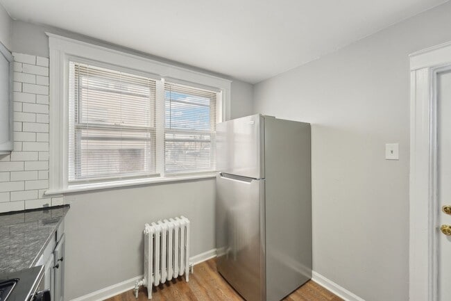 Building Photo - 3 Bedroom, 1.5 bath townhome