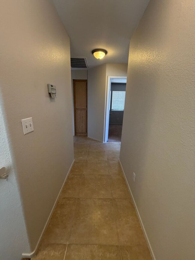 Building Photo - Corner lot townhome