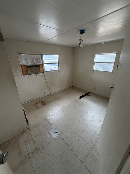 Building Photo - 110 4th St