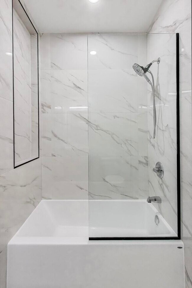 Building Photo - 1950 W Lawrence Ave