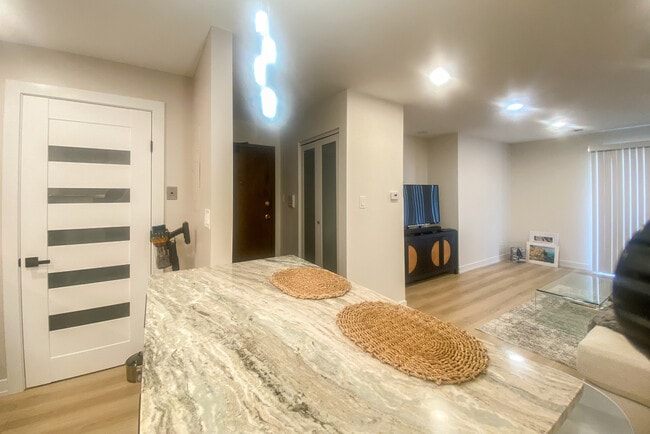 Building Photo - 715 W Central Rd