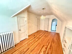 Building Photo - Top floor Studio Apartment in Capitol Hill! Available NOW!