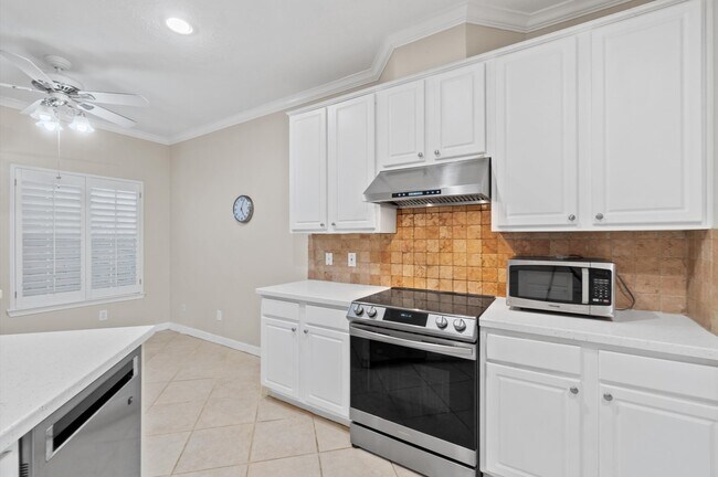 Building Photo - 1118 Enclave Square E