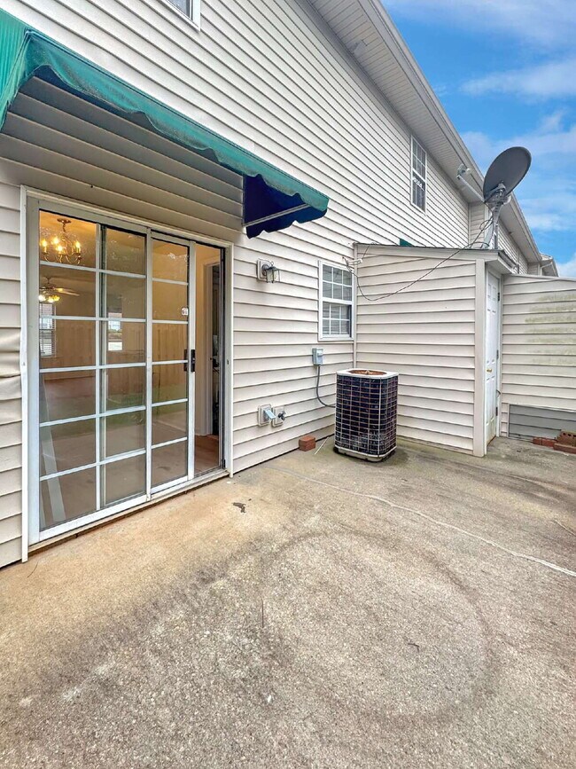 Building Photo - Beautiful End-Unit Townhome Available Immediately