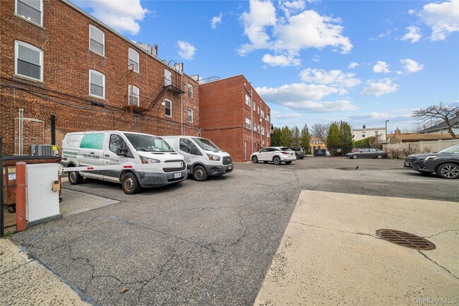 Building Photo - 410 Jericho Tpke
