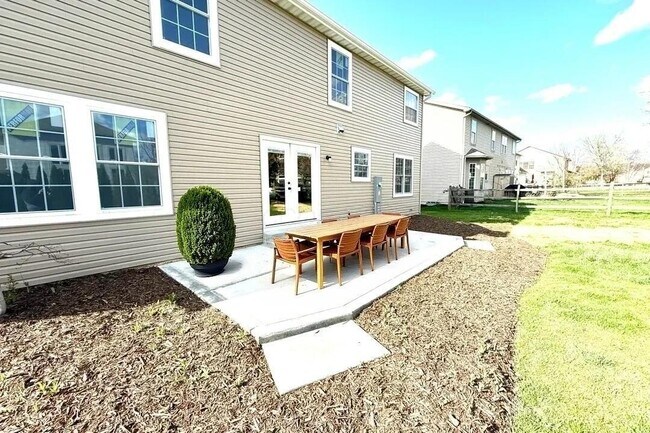 Building Photo - 9465 Santa Clara Cir