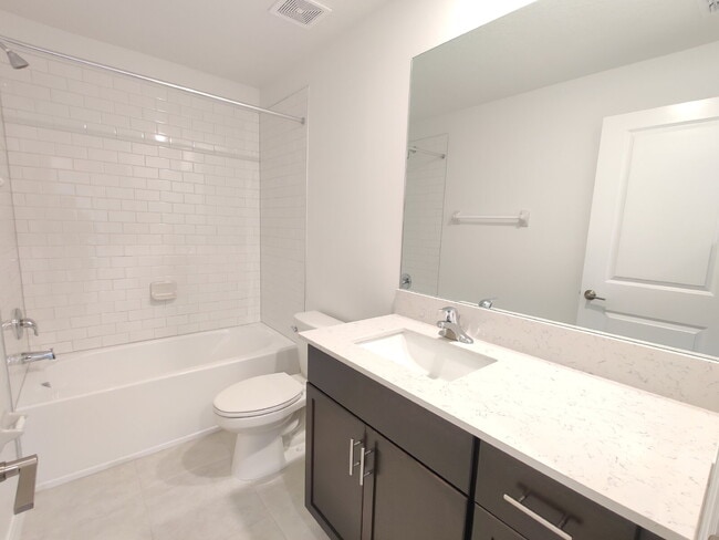 Building Photo - Spacious End-Unit Townhouse in FishHawk Ranch | Top-Rated Schools