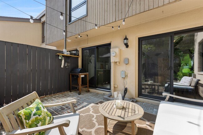 Building Photo - 3 br, 1.5 bath Townhome - 11247 Snowflake ...