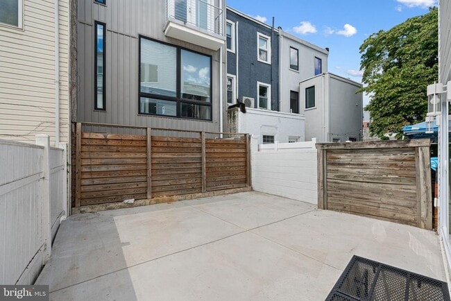 Building Photo - 1124 Dunton St