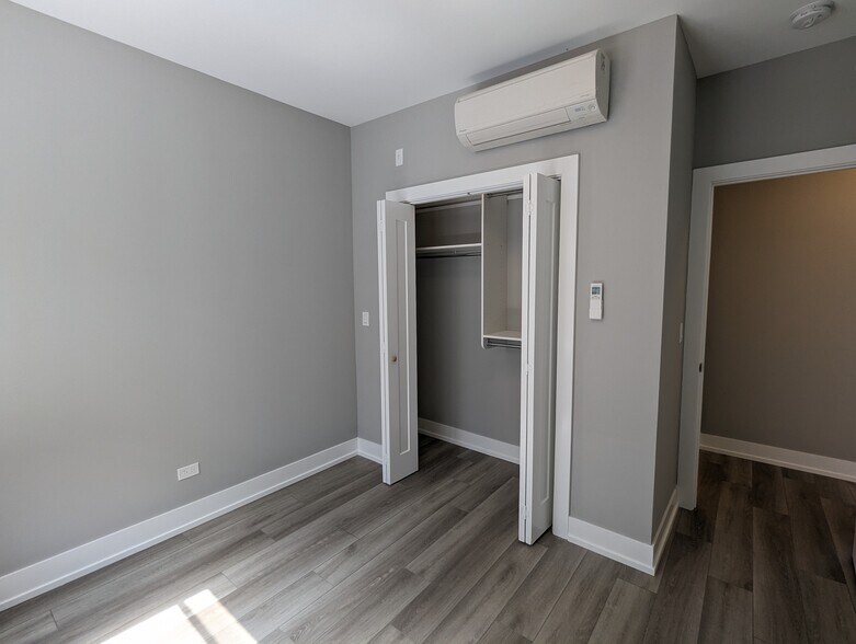 Building Photo - 3935 N Janssen Ave