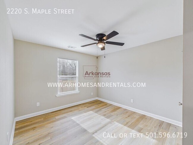 Building Photo - 2220 S Maple St