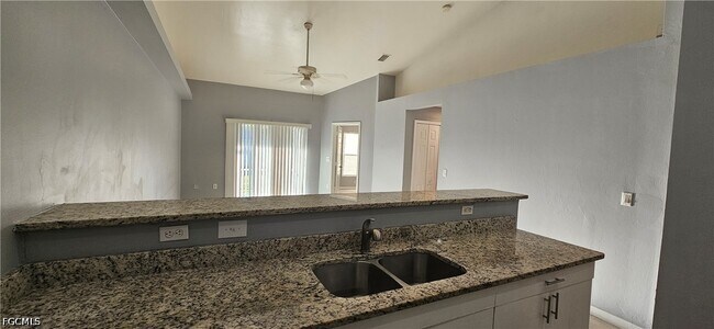 Building Photo - 401 SE 24th Ave
