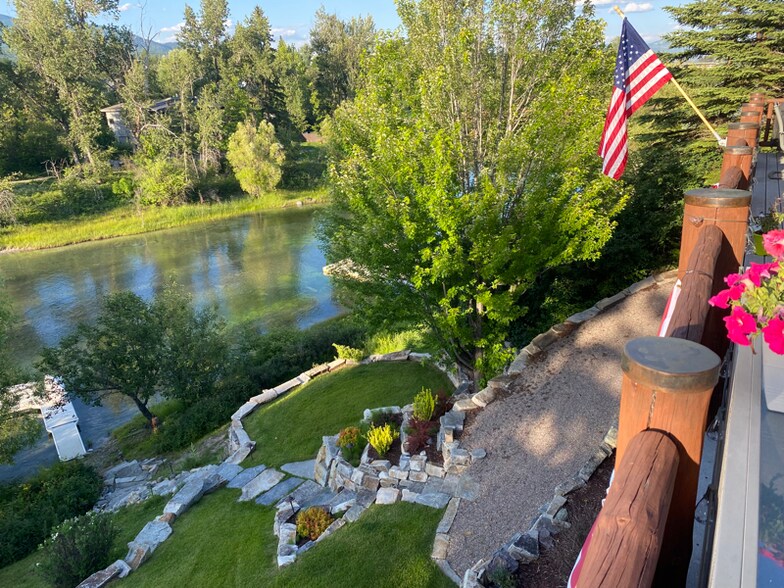 Building Photo - 710 Birch Point Dr