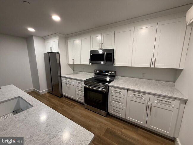 Building Photo - 1087 Mt Tom Rd