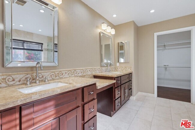 Building Photo - 5187 Knollwood Way