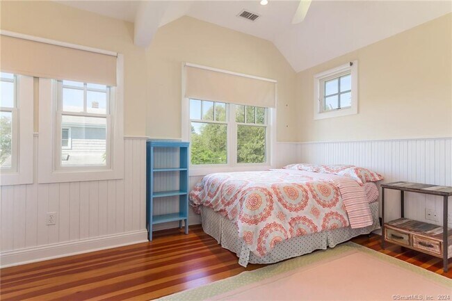 Building Photo - 140 Overshore Dr E