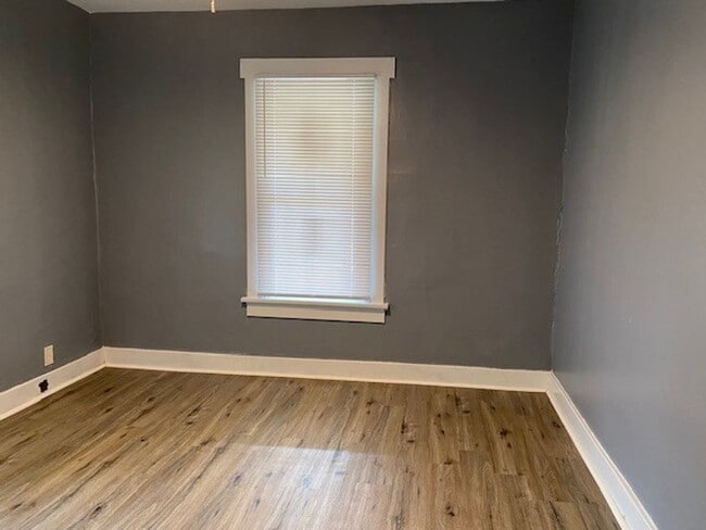 Building Photo - Two bedroom, one bath home located in Dayton*