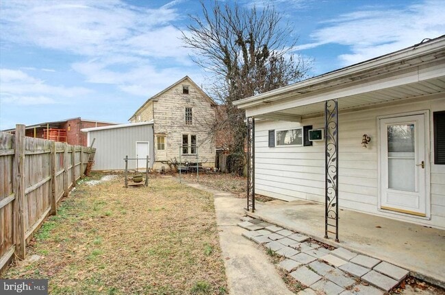 Building Photo - 230 W 2nd St