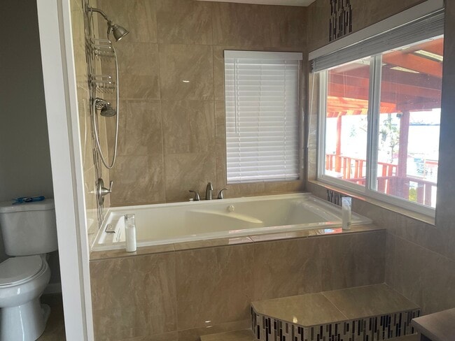 Building Photo - Move in ready rental in downtown Rainier with Columbia River views!