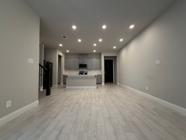 Building Photo - 624 Hutchinson Ln