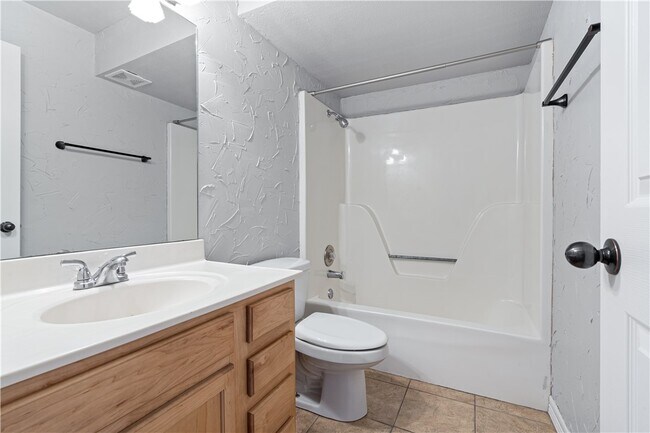 Building Photo - 884 W Holly St