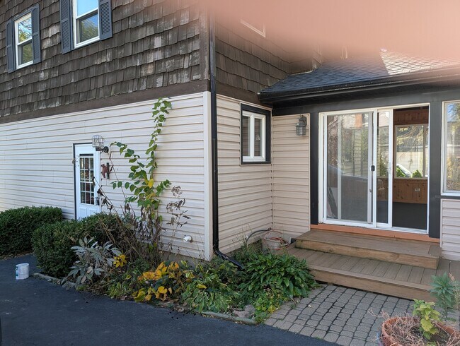 Building Photo - 324 Sunrise Ave