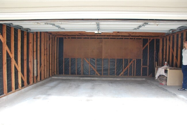 Building Photo - 2302 Plantation Bend Dr