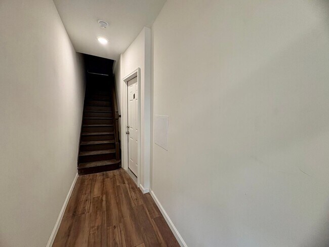 Building Photo - 133 W Maple St