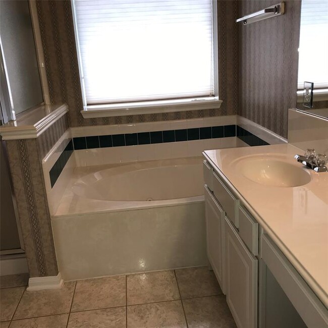 Building Photo - 2727 Gregway Ln