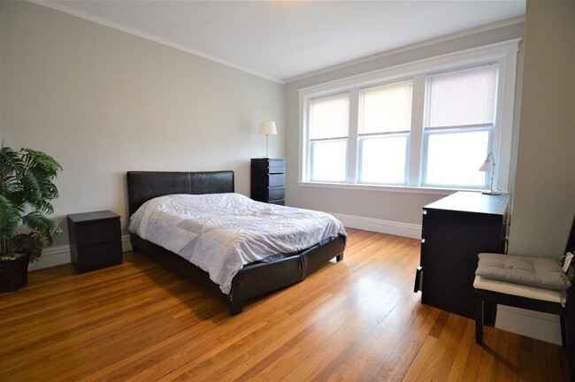 Building Photo - Spacious Commonwealth Ave four bed two bat...