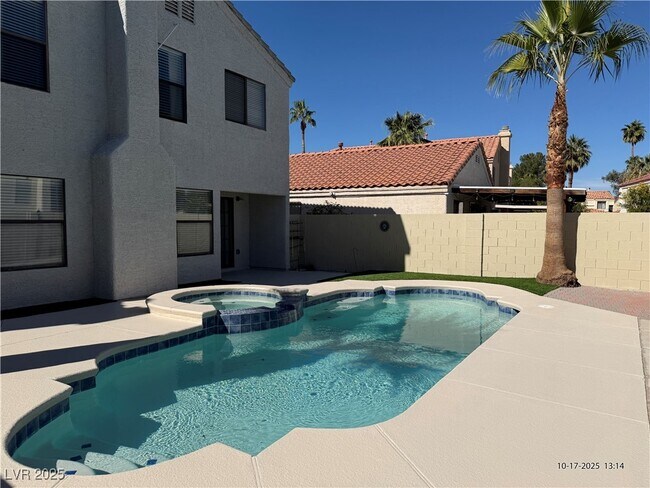 Building Photo - 2062 Club Crest Way