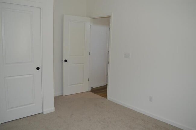 Building Photo - 573 Bedfordshire Dr