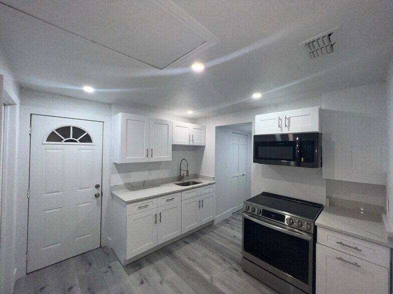 Building Photo - 6439 Willow Wood Ln